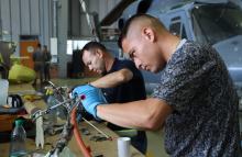 Técnicos de mantenimiento avanzan en la inspección de las aeronaves de ala rotatoria y fija de la Fuerza Aérea Colombiana