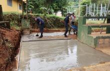 Soldados del Batallón de Ingenieros de Desminado Humanitario apoyaron la construcción de un polideportivo