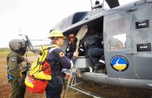 Extinción de incendio sobre Vía Parque Isla Salamanca es apoyado por la Fuerza Aérea Colombiana