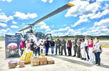 Hasta Araracuara, Caquetá llegó una aeronave de su Fuerza Aérea cargada de felicidad