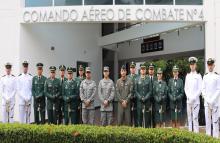 Destacados oficiales se entrenan como pilotos de helicóptero en la Fuerza Aérea