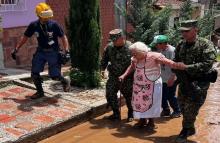 Soldados del Ejército apoyan a los pobladores del municipio de Venecia, Antioquia