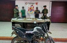 Dos integrantes del GAO residual se entregan voluntariamente al Ejército Nacional en Nátaga, Huila