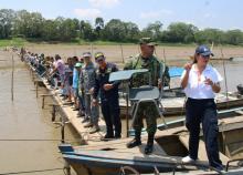 Haciendo la tarea: Fuerzas Militares llevan más de 200 pupitres y kits escolares a estudiantes indígenas de Amazonas
