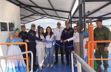 En Calamar, entregó un muelle fluvial que busca mejorar la seguridad y accesibilidad de los navegantes del río.
