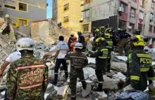 Soldados rescatistas realizan intervención tras el colapso de una edificación en Barranquilla, Atlántico