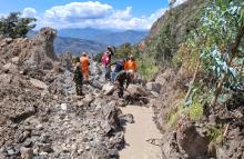 Soldados rescatistas atienden emergencia por movimiento en masa en Socotá, Boyacá
