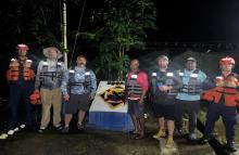 Luego de tres horas a la deriva, rescatadas cinco personas a bordo de una embarcación en chocó