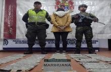 Ejército captura en la vía La Línea a una mujer que transportaba 15 kilogramos de marihuana