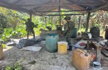 Ejército Nacional desmantela laboratorio de procesamiento de cocaína de la Estructura Primera ‘Armando Ríos’, en el Guaviare