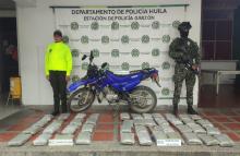 En vías del Huila, incautados 20 kilos de marihuana y una motocicleta