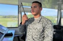 Controladores de tránsito aéreo: guardianes del cielo colombiano