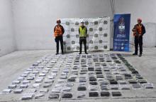En Santa Marta, Armada de Colombia y Policía incautan más de 150 kilos de cocaína ocultos en cargamento de alimentos