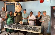 Fuerza Aérea lleva sonrisas a San Andrés entregando zapatos con corazón