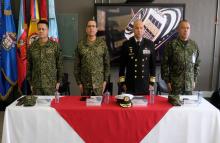 De izq. a der., el Contralmirante Norman Iván Cabrera Martínez, Jefe Departamento Conjunto de Inteligencia y Contrainteligencia; Vicealmirante León Ernesto Espinosa Torres, Director de la Escuela Superior de Guerra; Brigadier General del Cuerpo de Infantería de Marina Rafael Olaya Quintero, Comandante de la Fuerza Naval de la Orinoquia; y el Coronel escalafón complementario José Luis Bastidas Moreno, Jefe del Departamento Conjunto de Operaciones.