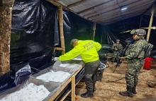 Ejército Nacional incauta más de 2.572 kilos de clorhidrato de cocaína en un laboratorio del Clan del Golfo en Antioquia
