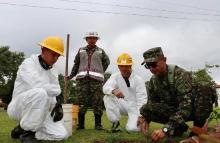 El Ejército Nacional y la Federación de Cafeteros enseñan a los soldados que prestan servicio militar, sobre el proceso del café