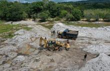 Ejército incauta maquinaria para minería ilegal y captura a dos presuntos delincuentes en Vaupés