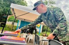 Ejército Nacional y Fundación Recupera tu Silla donan pupitres y útiles escolares a institución educativa rural de Villavicencio