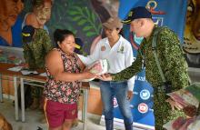 Armada de Colombia brinda asistencia humanitaria a comunidad indígena afectada por la ola invernal en Arauca 