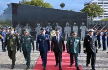 Con una ofrenda floral, Mindefensa honró a los héroes caídos y dio apertura al mes Patrio