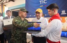 Conectando sueños: el Ejército Nacional apoyó la entrega de 950 ‘Computadores para Educar’ a estudiantes del Cauca