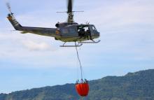 Tripulaciones de helicóptero entrenan arduamente para extinguir incendios forestales desde el aire