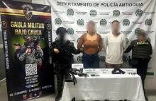 En Tarazá, Antioquia, Ejército y Policía Nacional capturan a 2 integrantes del GAO Clan del Golfo con varias armas de fuego en su poder