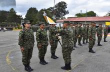 Simbolismo de liderazgo y confianza: ceremonia de entrega de banderín en la Escuela de Caballería