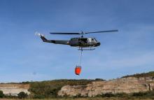 Helicóptero Huey II combate incendio forestal en Nilo, Cundinamarca