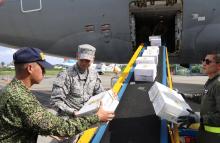 FAC transporta 22 toneladas de ayuda humanitaria a San Andrés por Tormenta Tropical Melissa