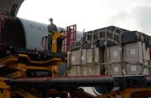 Herramientas tecnológicas para estudiantes de la Guajira llegaron en aeronave de la Fuerza Aeroespacial Colombiana