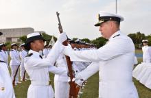 En un hecho histórico, primeras cadetes femeninas de Infantería de Marina reciben las armas y juran fidelidad a la bandera