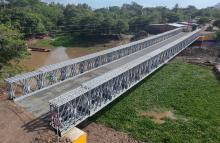 Ejército Nacional fortalece la conectividad en La Mojana sucreña con la instalación de puente militar