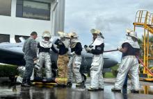 Futuros bomberos aeronáuticos entrenan en escenarios de alta exigencia