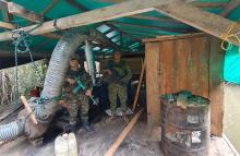 En Solano, Caquetá, Armada de Colombia y Ejército Nacional destruyen dos dragas empleadas para la extracción ilícita de yacimientos mineros
