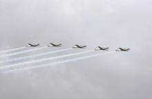 En cielo y tierra la Fuerza Aeroespacial desfiló por los colombianos