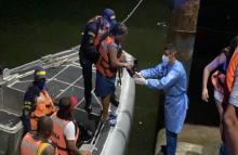 cogfm-armada-colombia-fnp-rescate-13-personas-que-naufragaron-en-tumaco-09.jpg