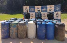 cogfm-armada-de-colombia-incauta-mas-de-2500-galones-de-combustible-de-contrabando-en-guainia-09.jpg