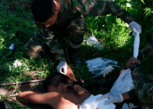 cogfm-ejc-bajo-cauca-antioquieno-integrante-eln-herido-auxiliado-por-ejercito-01.gif
