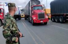 cogfm-ejercito-nacional-fortalece-seguridad-para-el-paso-de-41-tractocamiones-hacia-mediacanoa-08.jpg
