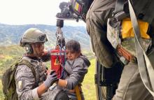 cogfm-fuerza-aerea-colombiana-evacua-ciudadanos-atrapados-por-derrumbe-en-santa-rosa-cauca-09.jpg