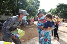 cogfm-fuerza-aerea-colombiana-llega-a-la-alta-guajira-cargada-de-regalos-17.jpg