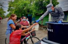 cogfm-fuerza-area-colombiana-entrega-litros-de-leche-en-puerto-salgar-cundinamarca-y-la-dorada-caldas-10.jpg