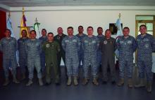 cogfm-suboficiales_de_la_policia_y_fuerza_aerea_son_inspectores_de_mantenimiento_de_lentes_de_vision_nocturna_.jpg