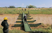 fuerzas-militares-instalaron-estructura-para-el-paso-de-personas-afectadas-por-inundaciones-en-uribia-la-guajira.png