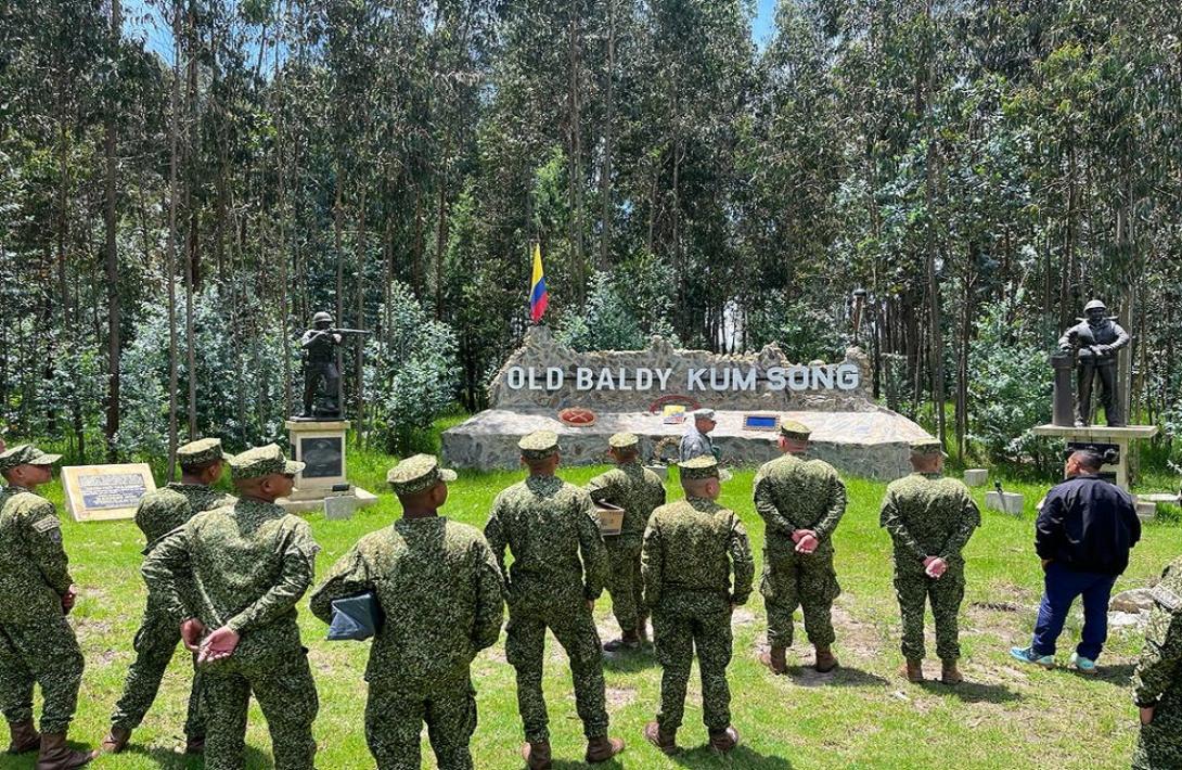 Noche Púrpura rinde homenaje en la categoría Memoria Histórica Militar a dos uniformados y tres civiles