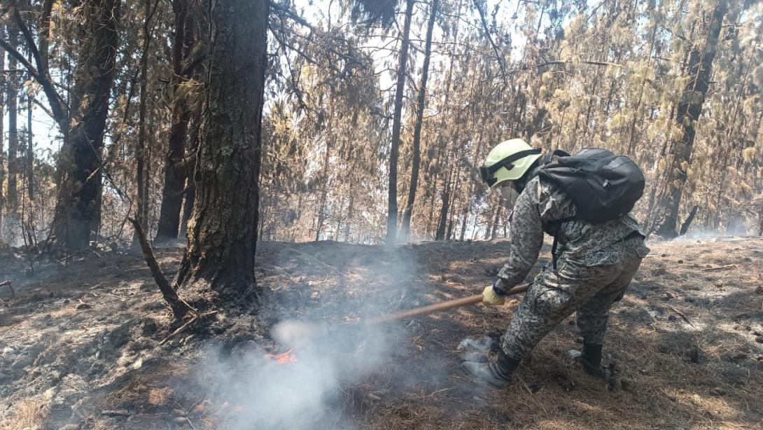 Soldados de su Fuerza Aeroespacial apoyan al cuerpo de Bomberos de Bogotá