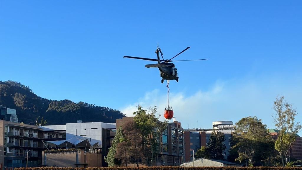 Extinción de incendio forestal en cerros de Bogotá es apoyado por su Fuerza Aeroespacial