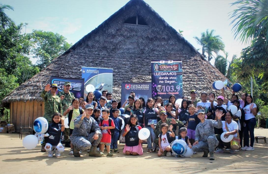 Niños indígenas del sur oriente del país beneficiados por su Fuerza Aeroespacial